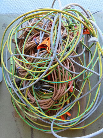 Palle med indhold, stelledninger samt skinneværktøj