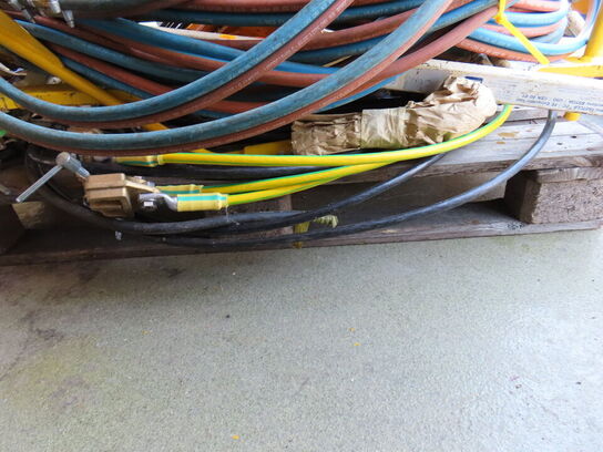 Palle med indhold, slanger og stelledninger samt skinneværktøj