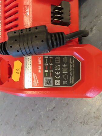 Ladestation med batteri, MILWAUKEE M12-18FC 