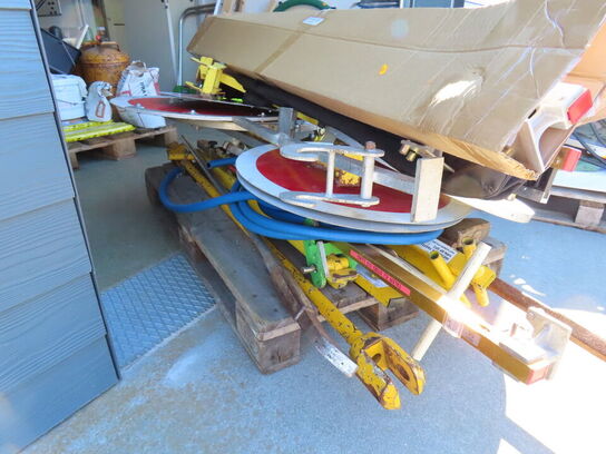 Palle med indhold, skilte og skinneværktøj