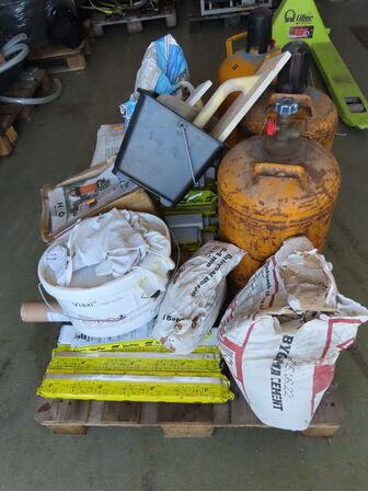 Palle med indhold, gasflasker og materialer