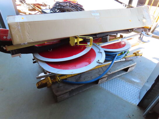 Palle med indhold, skilte og skinneværktøj