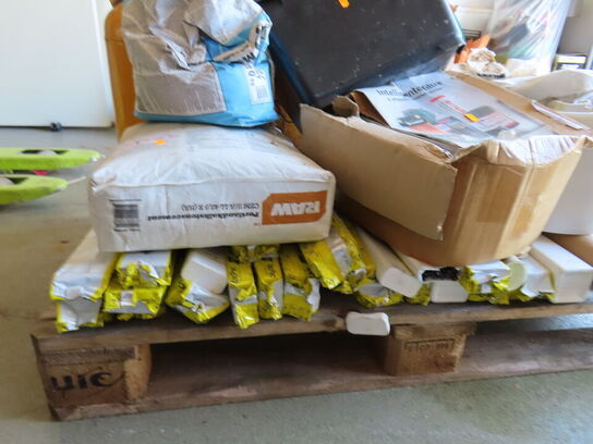 Palle med indhold, gasflasker og materialer