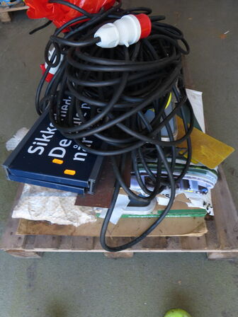 Palle med indhold, skilte, ledninger og materialer