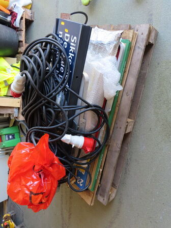 Palle med indhold, skilte, ledninger og materialer