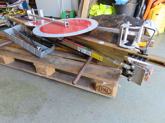 Palle med indhold, skilte og skinneværktøj