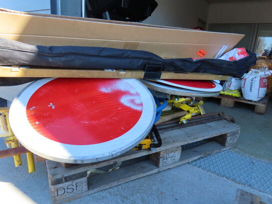 Palle med indhold, skilte og skinneværktøj