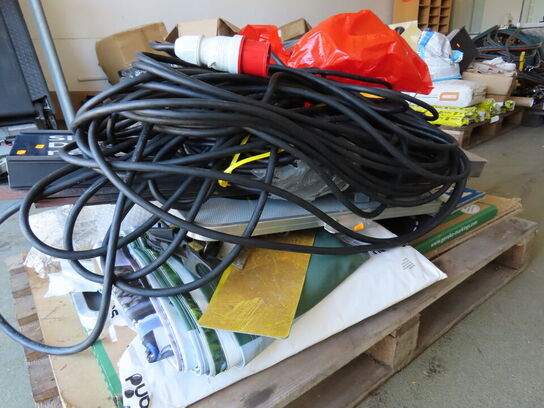 Palle med indhold, skilte, ledninger og materialer