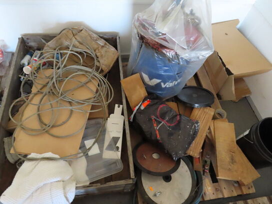 2 stk. paller med indhold