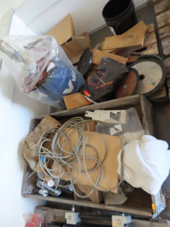 2 stk. paller med indhold