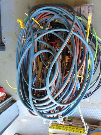 Palle med indhold, slanger og stelledninger samt skinneværktøj