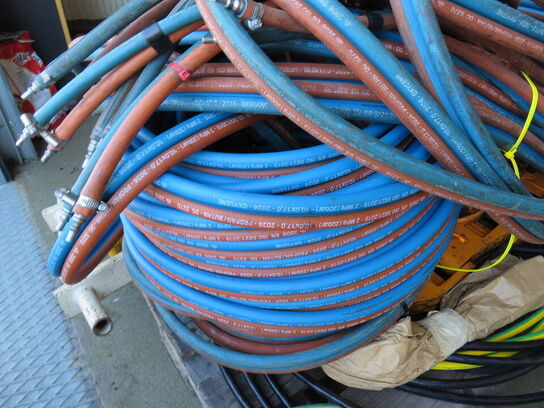 Palle med indhold, slanger og stelledninger samt skinneværktøj