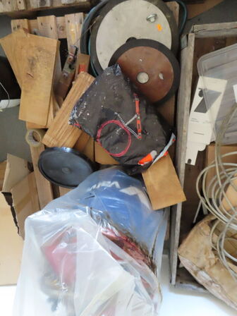 2 stk. paller med indhold