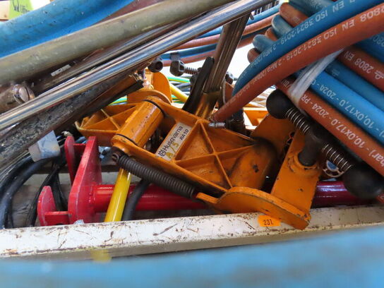 Palle med indhold, slanger og stelledninger samt skinneværktøj