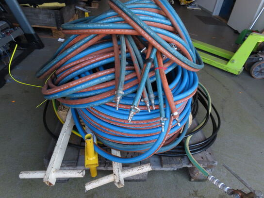 Palle med indhold, slanger og stelledninger samt skinneværktøj