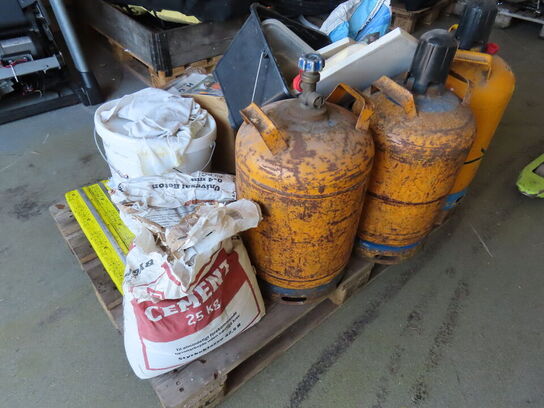 Palle med indhold, gasflasker og materialer