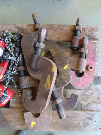 Palle med indhold, taljer og klemmer