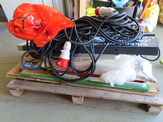 Palle med indhold, skilte, ledninger og materialer