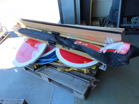 Palle med indhold, skilte og skinneværktøj