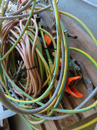 Palle med indhold, stelledninger samt skinneværktøj