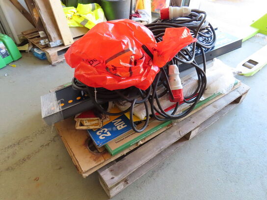 Palle med indhold, skilte, ledninger og materialer