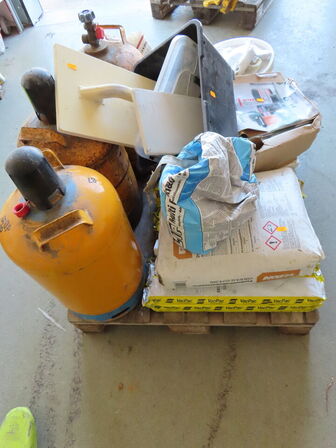 Palle med indhold, gasflasker og materialer