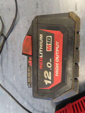 Ladestation med batteri, MILWAUKEE M12-18FC 