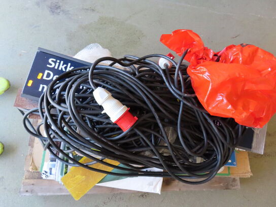 Palle med indhold, skilte, ledninger og materialer