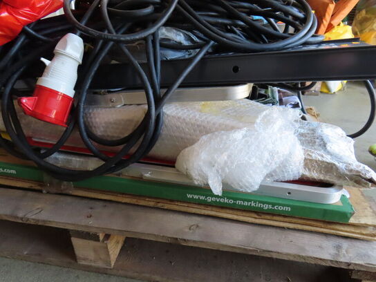 Palle med indhold, skilte, ledninger og materialer