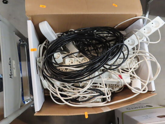2 kasser med blandede stik, ledninger og kabler