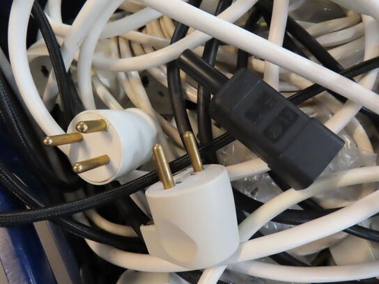 2 kasser med blandede stik, ledninger og kabler