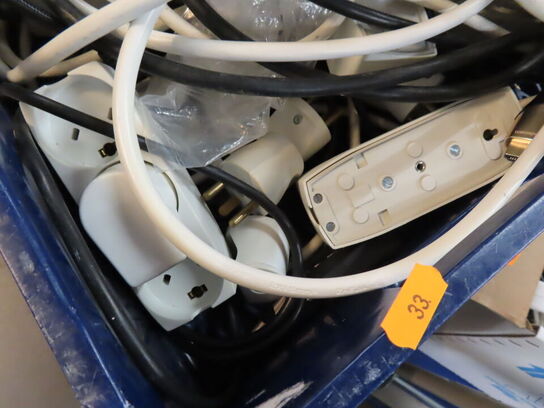 2 kasser med blandede stik, ledninger og kabler