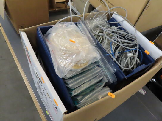 Kasse med blandede netværkskabler