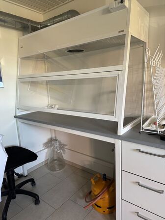 Aftræksskab og kemikalieskab fra ALFA -OMEGA LAB (MOMSFRI)