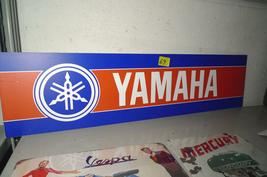 Skilt m/YAMAHA logo ca. 75x19cm