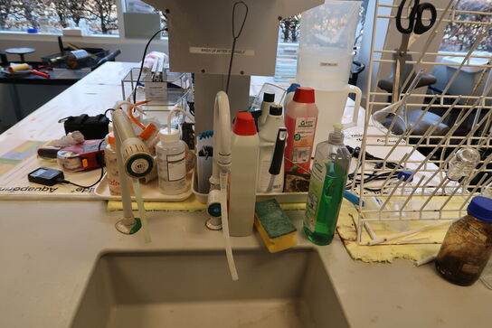 Arbejdsbord med vask og armatur uden indhold