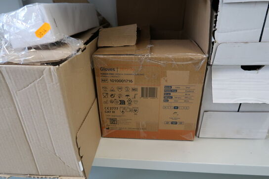 3 fag lagerreoler med div. Rengøringsmidler, rengøringsartikler m.m.