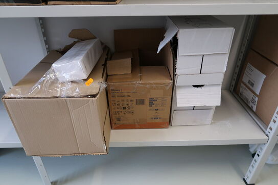 3 fag lagerreoler med div. Rengøringsmidler, rengøringsartikler m.m.