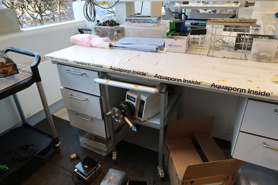 Arbejdsbord med el. hæve/sænke funktion, strømudtag, luftsystem ARMALAB m.m. uden indhold