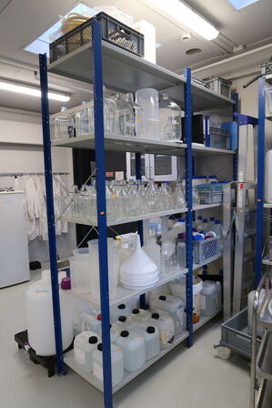 2 fag lagerreoler uden indhold