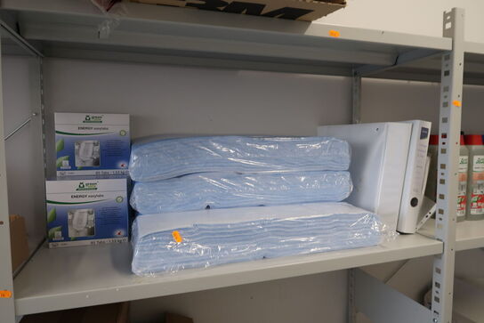 3 fag lagerreoler med div. Rengøringsmidler, rengøringsartikler m.m.