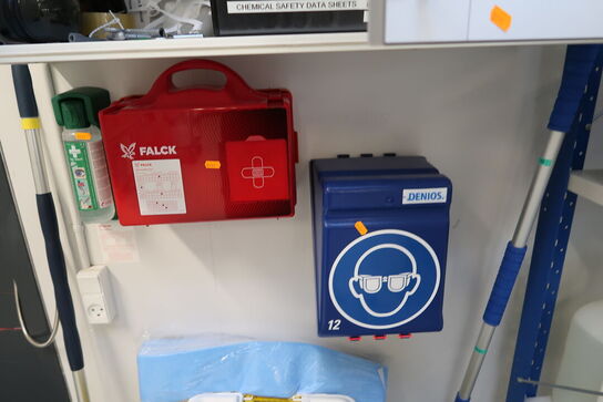 Skab med indhold samt førstehjælpskit m.m.