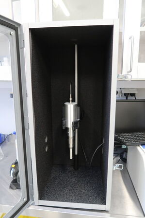 Støjkabine med testenhed QSONICA CL-334 og Sonic Dismembrator FISHER SCIENTIFIC FB705