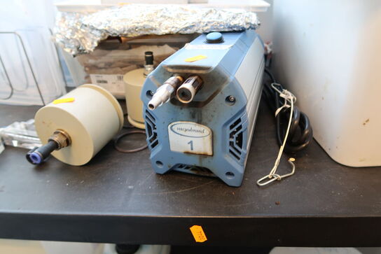 Vakuumpumpe VACUUBRAND ME 1 samt div. Laboratorieudstyr