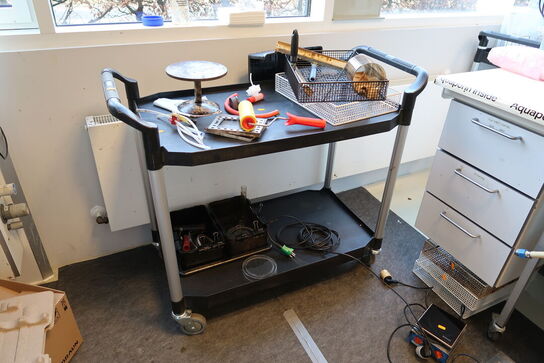 Opbevaringsvogn med indhold