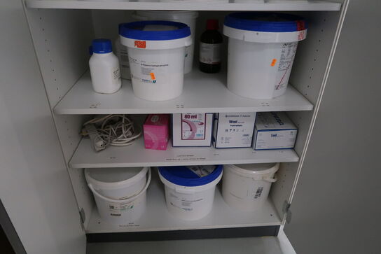 Skab med div. Rengøringsmidler samt kemi