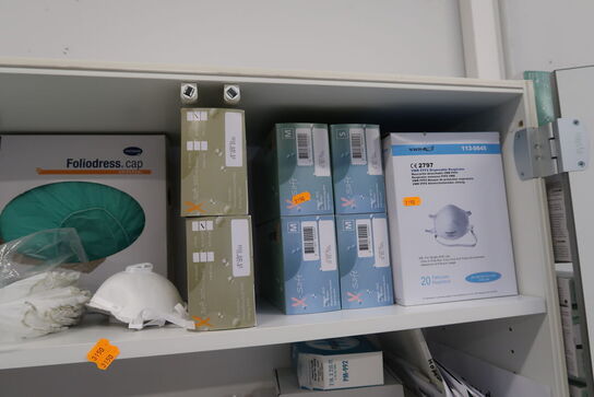 Stålskab med div. Engangshandsker, masker m.m.