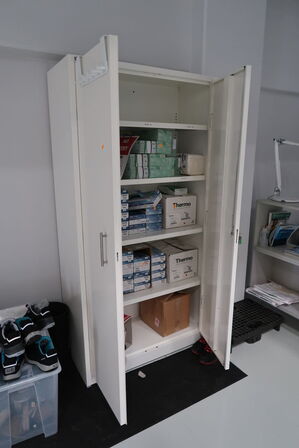 Stålskab med div. Engangshandsker MICROFLEX m.fl.