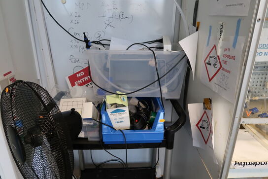 Gulvventilator samt opbevaringsvogn med indhold