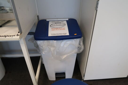 Kontorstol samt elefantfod, skraldespand, skoreoler m.m.